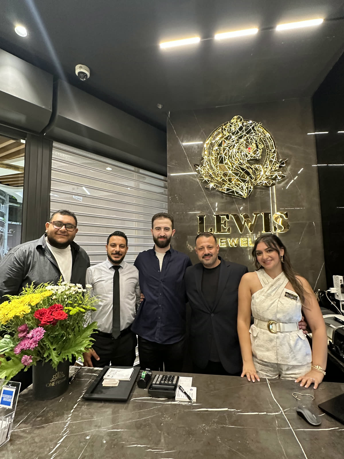 موظفو SWH خلف المنضدة في افتتاح Lewis Jewelry مصر.