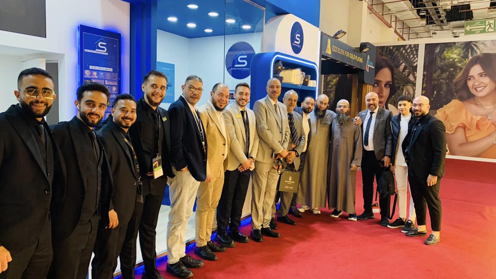 فريق SWH مع أصحاب أعمال المجوهرات الزائرين في أرض المعرض بـ NEBU 2023.