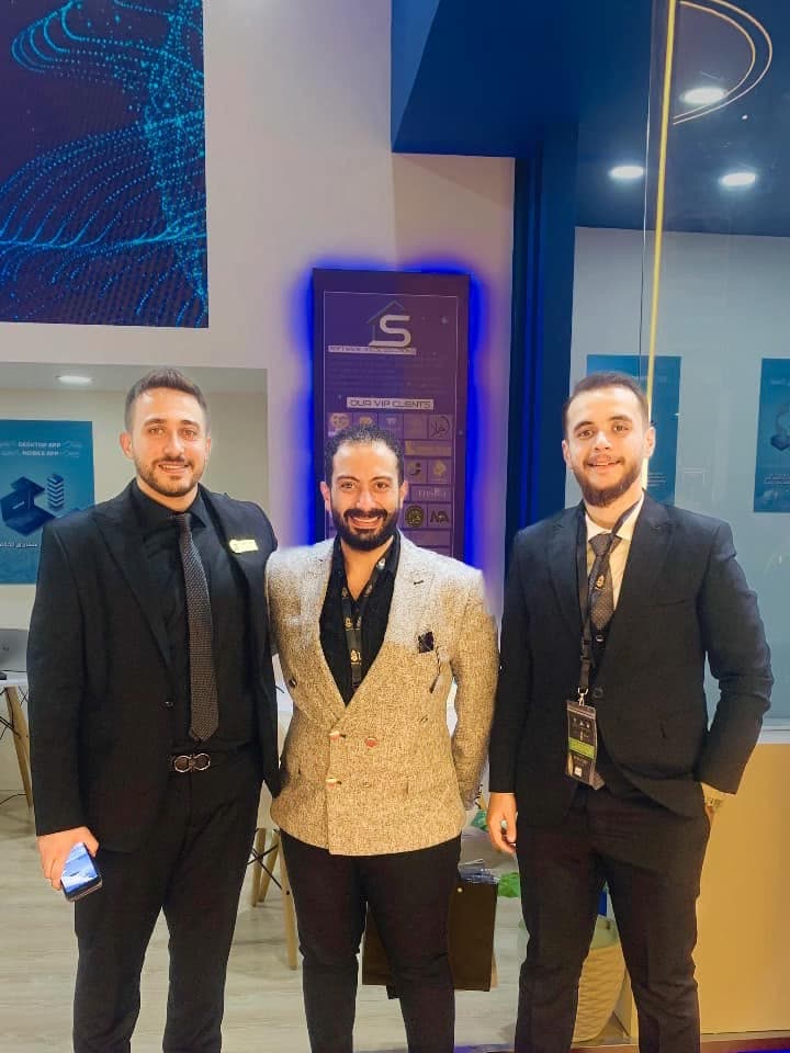 ثلاثة من زملاء SWH في جناح الشركة خلال معرض NEBU 2024.