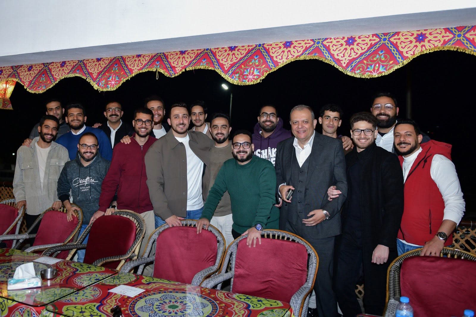 الزملاء مجتمعون في رحلة رمضان السنوية لشركة SWH عام 2025.